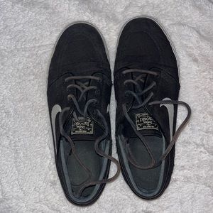 Black Nike Janoski’s